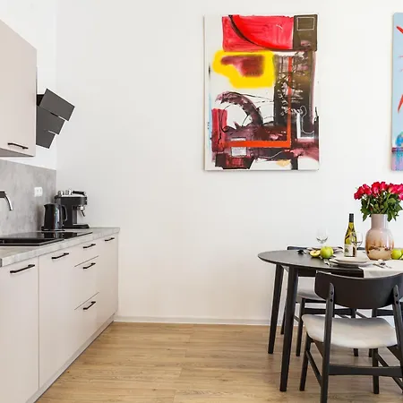 Oomph 3br With Light Tones And Artwork * Berlin