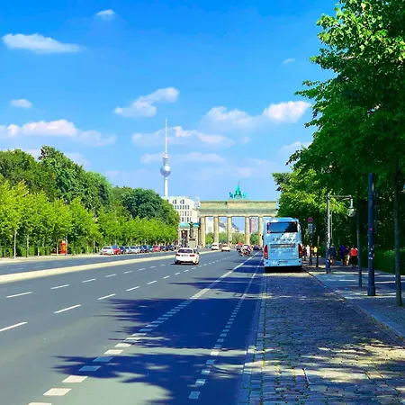 Oomph 3br With Light Tones And Artwork Berlin