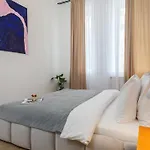 アパート Oomph 3br With Light Tones And Artwork *