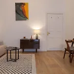 Oomph 3br With Light Tones And Artwork *