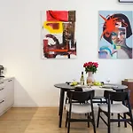 Oomph 3br With Light Tones And Artwork ベルリン