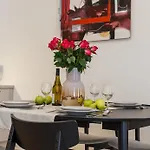 Oomph 3br With Light Tones And Artwork 아파트 *