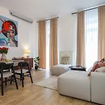 Oomph 3br With Light Tones And Artwork