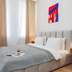 Oomph 3br With Light Tones And Artwork 아파트