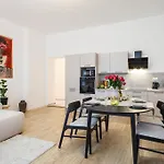 아파트 Oomph 3br With Light Tones And Artwork