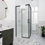 Oomph 3br With Light Tones And Artwork 아파트 *