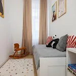 アパート Oomph 3br With Light Tones And Artwork *