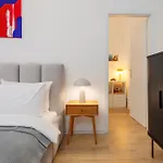 Oomph 3br With Light Tones And Artwork 아파트 *