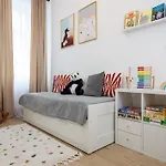 Oomph 3br With Light Tones And Artwork * ベルリン