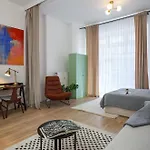 Oomph 3br With Light Tones And Artwork * ベルリン