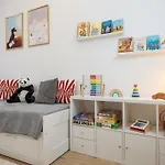 アパート Oomph 3br With Light Tones And Artwork
