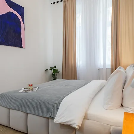 Апартаменты Oomph 3br With Light Tones And Artwork *