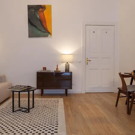 Oomph 3br With Light Tones And Artwork *