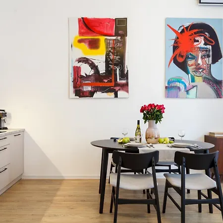 Oomph 3br With Light Tones And Artwork Берлин