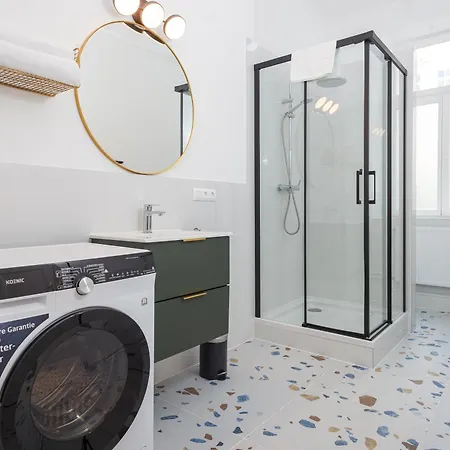 Oomph 3br With Light Tones And Artwork Appartamento