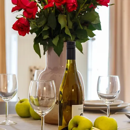 Oomph 3br With Light Tones And Artwork * Berlino