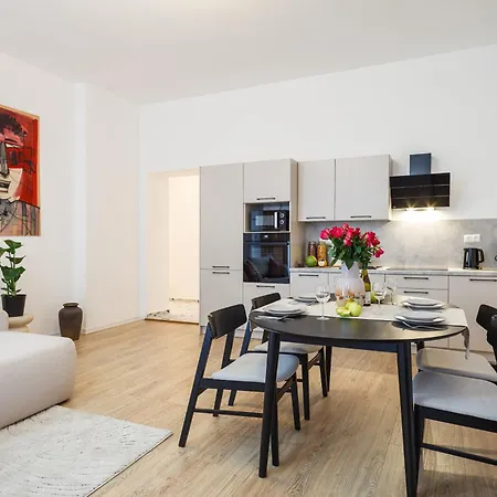 Апартаменты Oomph 3br With Light Tones And Artwork