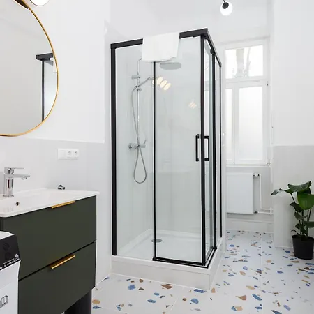 Oomph 3br With Light Tones And Artwork Апартаменты *