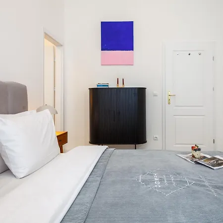 Oomph 3br With Light Tones And Artwork *