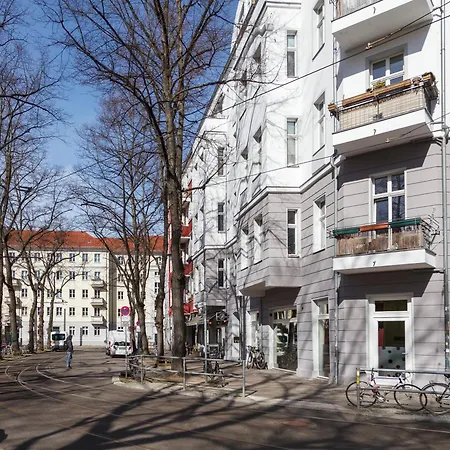 Oomph 3br With Light Tones And Artwork Berlin