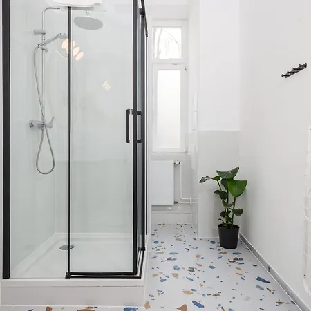 Апартаменты Oomph 3br With Light Tones And Artwork *
