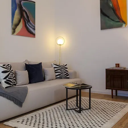 Oomph 3br With Light Tones And Artwork Appartement Berlin