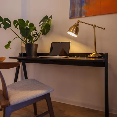 Oomph 3br With Light Tones And Artwork Berlino