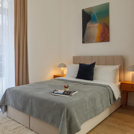 Апартаменты Oomph 3br With Light Tones And Artwork