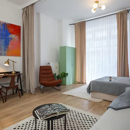 Oomph 3br With Light Tones And Artwork * Берлин
