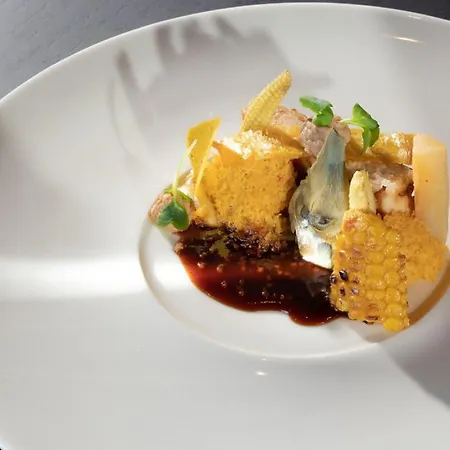 Oomph 3br With Light Tones And Artwork Berlino