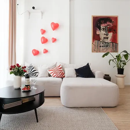 Oomph 3br With Light Tones And Artwork * ברלין