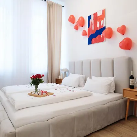 Oomph 3br With Light Tones And Artwork Berlin