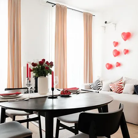 아파트 Oomph 3br With Light Tones And Artwork
