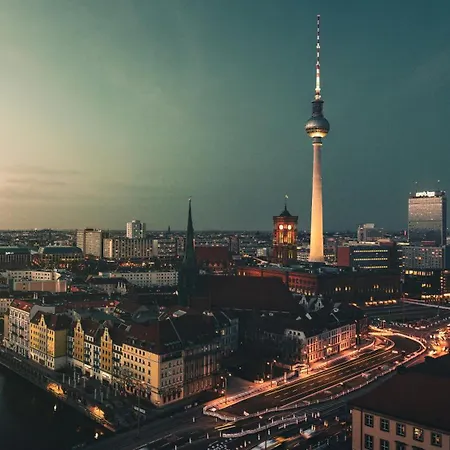 Apartment Oomph 3br With Light Tones And Artwork *