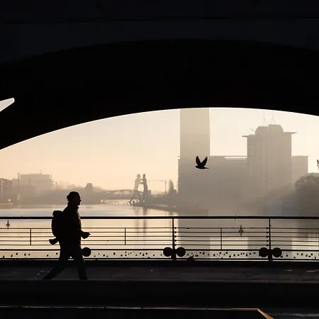 Oomph 3br With Light Tones And Artwork Apartament