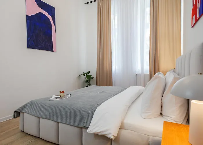 Apartament Oomph 3br With Light Tones And Artwork *