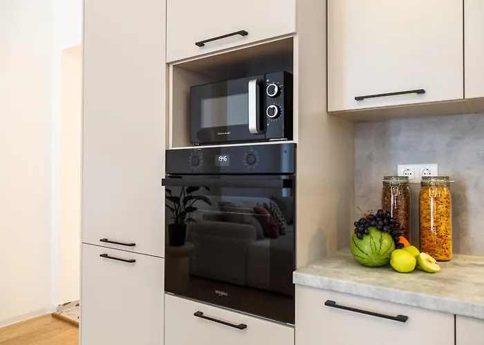 Oomph 3br With Light Tones And Artwork