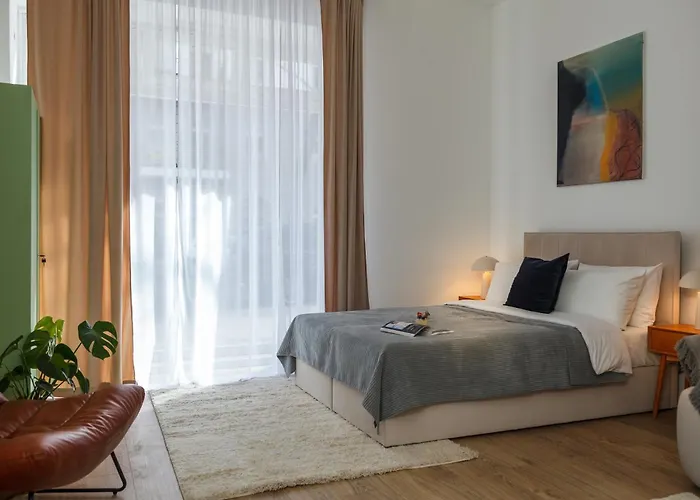 Oomph 3br With Light Tones And Artwork Apartment