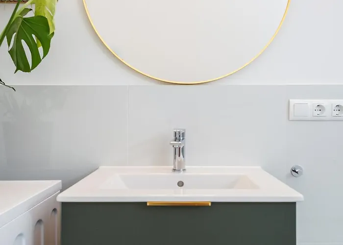 Apartment Oomph 3br With Light Tones And Artwork *