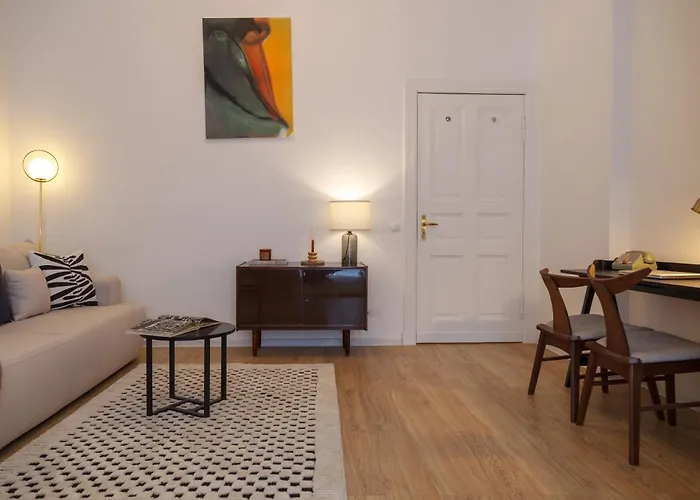 Oomph 3br With Light Tones And Artwork *