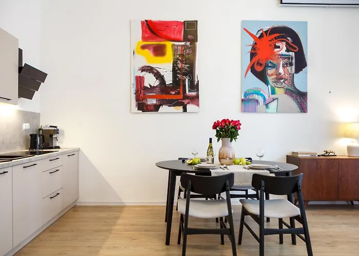 Oomph 3br With Light Tones And Artwork 베를린