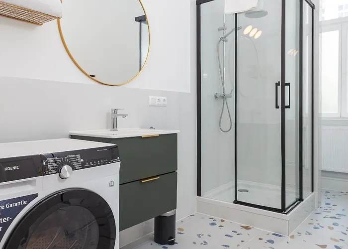 Oomph 3br With Light Tones And Artwork Daire