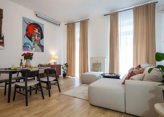 Oomph 3br With Light Tones And Artwork