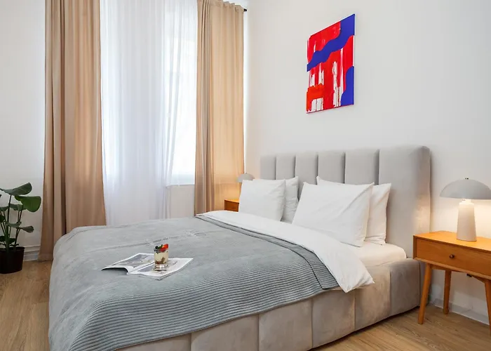 Oomph 3br With Light Tones And Artwork Daire