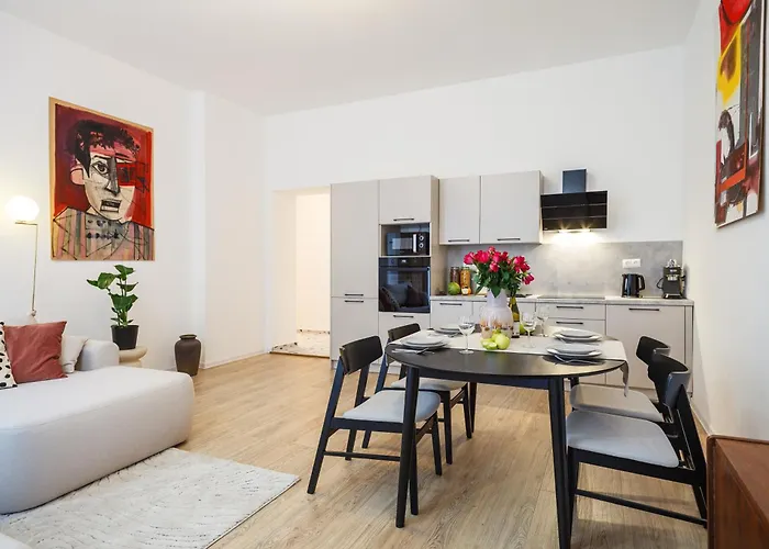 Apartament Oomph 3br With Light Tones And Artwork