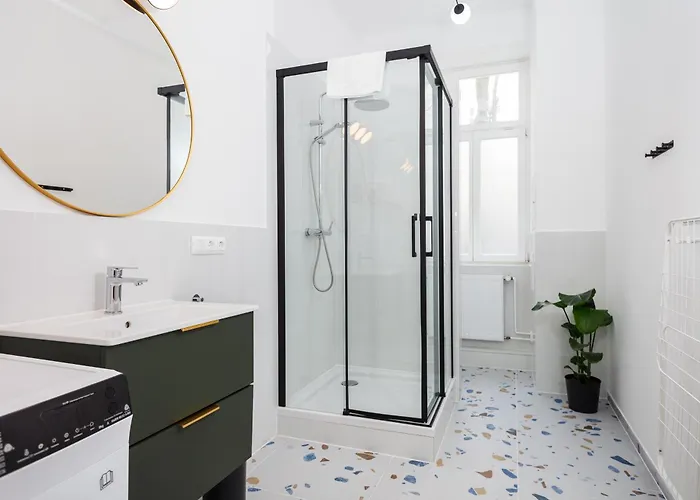 Oomph 3br With Light Tones And Artwork Apartment *