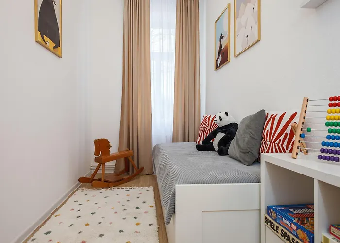 아파트 Oomph 3br With Light Tones And Artwork *