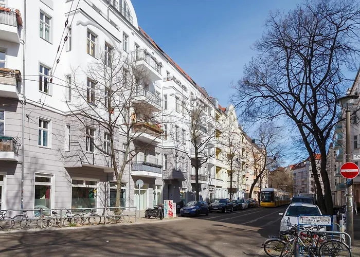 Daire Oomph 3br With Light Tones And Artwork Berlin