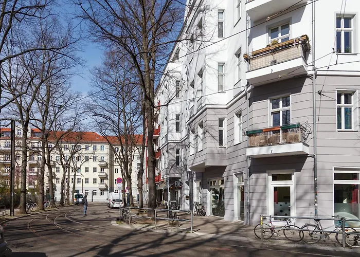 Oomph 3br With Light Tones And Artwork Berlin
