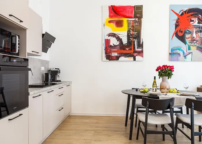Oomph 3br With Light Tones And Artwork * Berlin